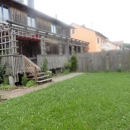 Holzhaus Mit Grüner Aussicht Zum Erholen *
