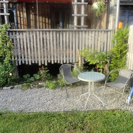 Holzhaus Mit Grüner Aussicht Zum Erholen *